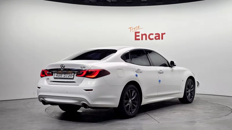 Infiniti Q70