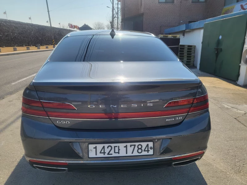 Genesis G90