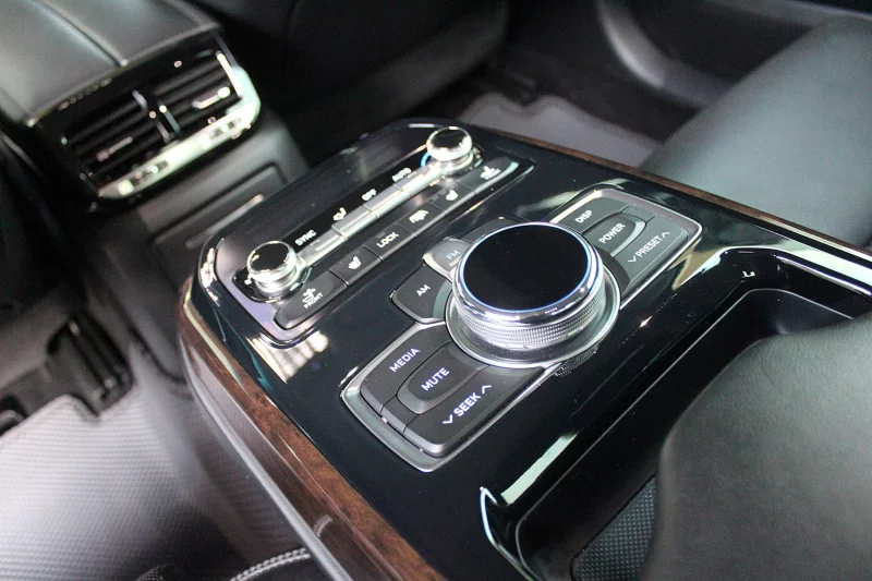 Genesis EQ900
