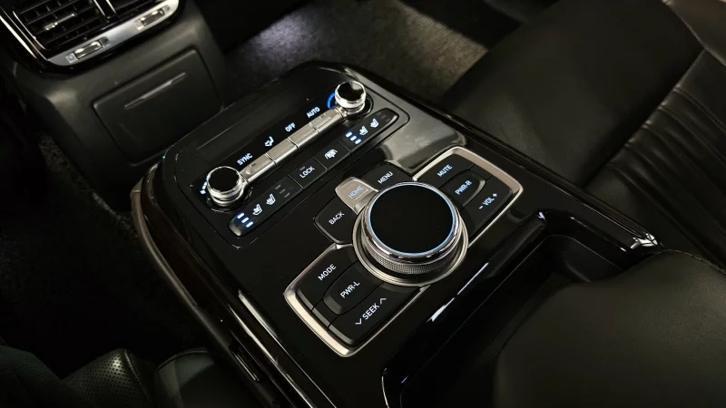Genesis EQ900