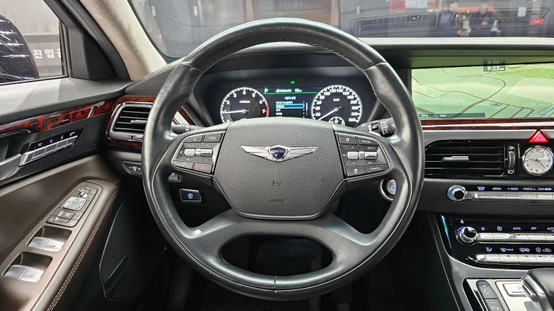Genesis EQ900