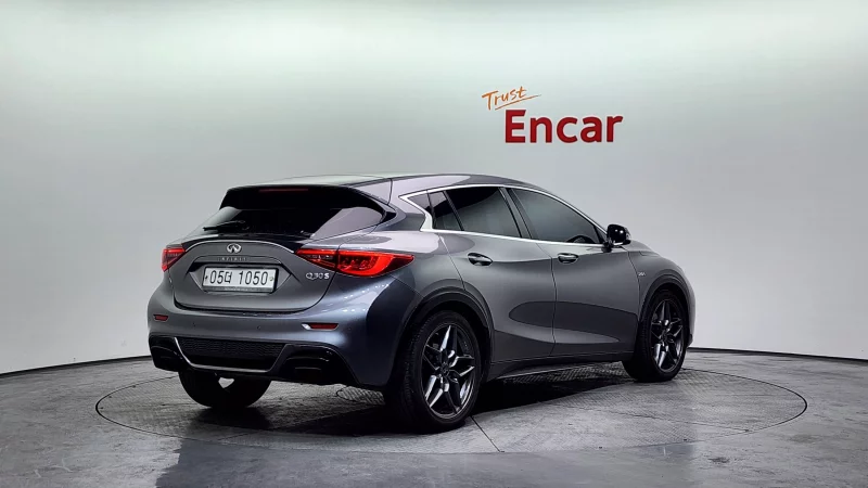 Infiniti Q30