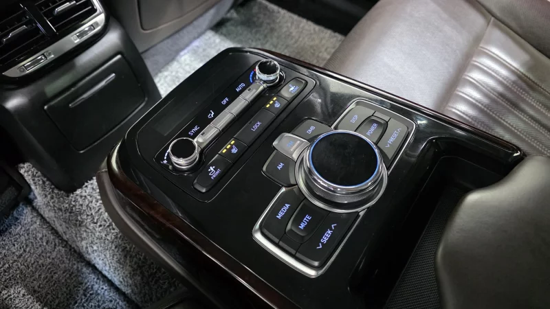 Genesis EQ900