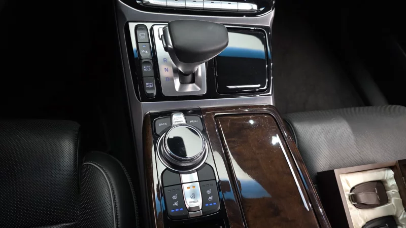 Genesis EQ900