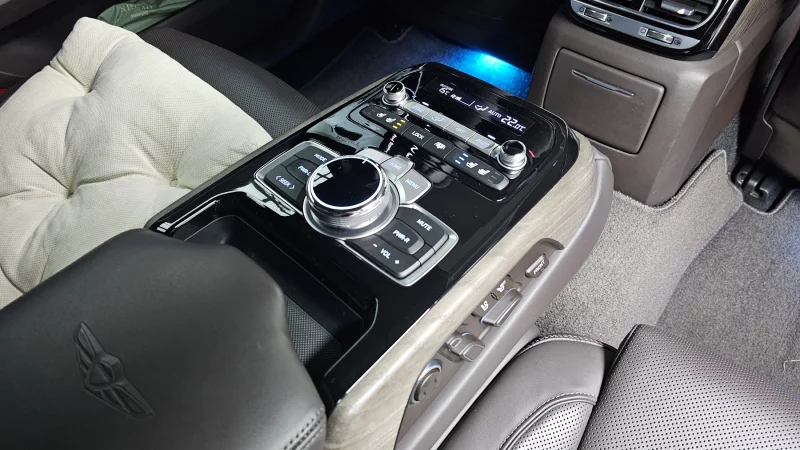 Genesis G90