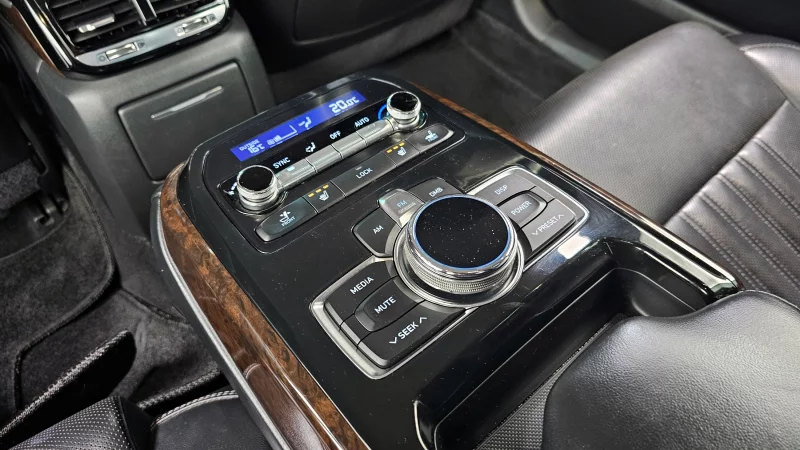 Genesis EQ900