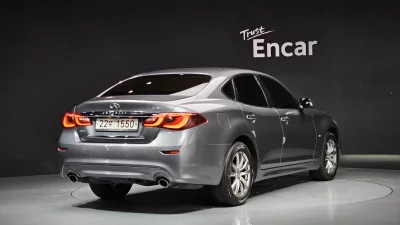 Infiniti Q70