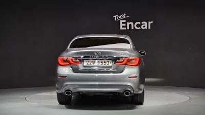 Infiniti Q70