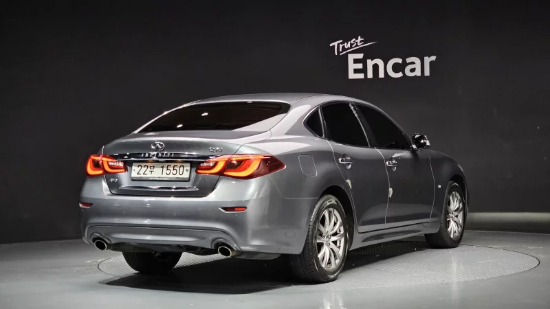Infiniti Q70