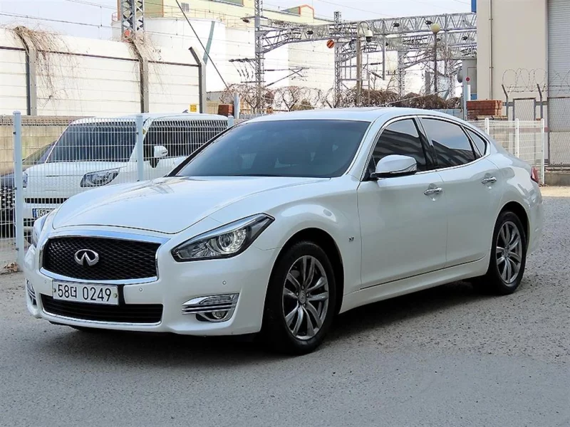 Infiniti Q70