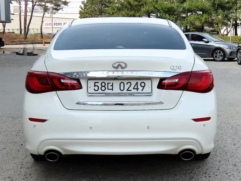 Infiniti Q70