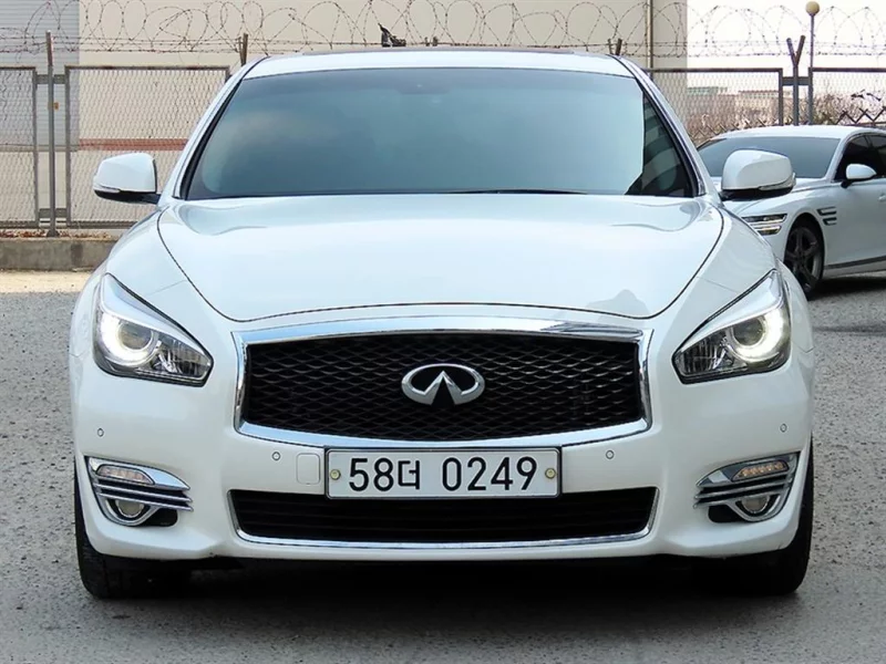 Infiniti Q70
