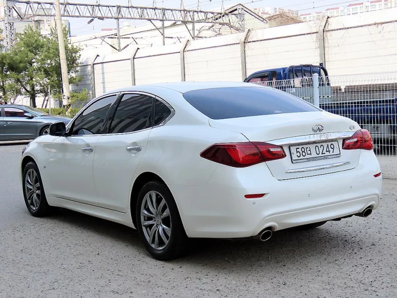 Infiniti Q70
