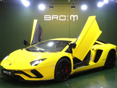 Lamborghini AVENTADOR