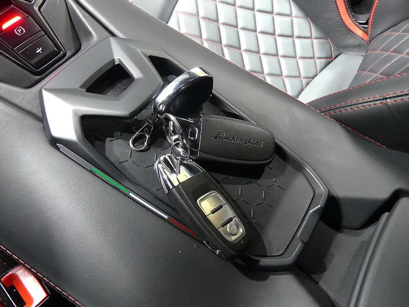 Lamborghini AVENTADOR