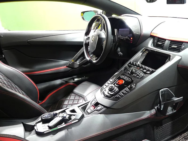 Lamborghini AVENTADOR