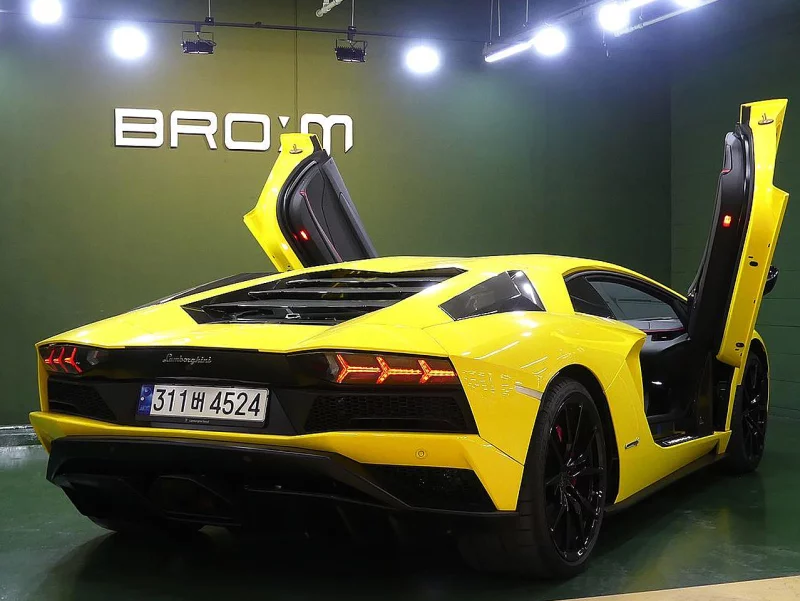 Lamborghini AVENTADOR