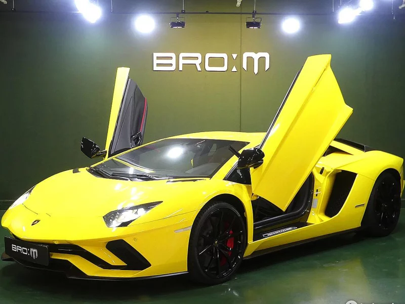 Lamborghini AVENTADOR