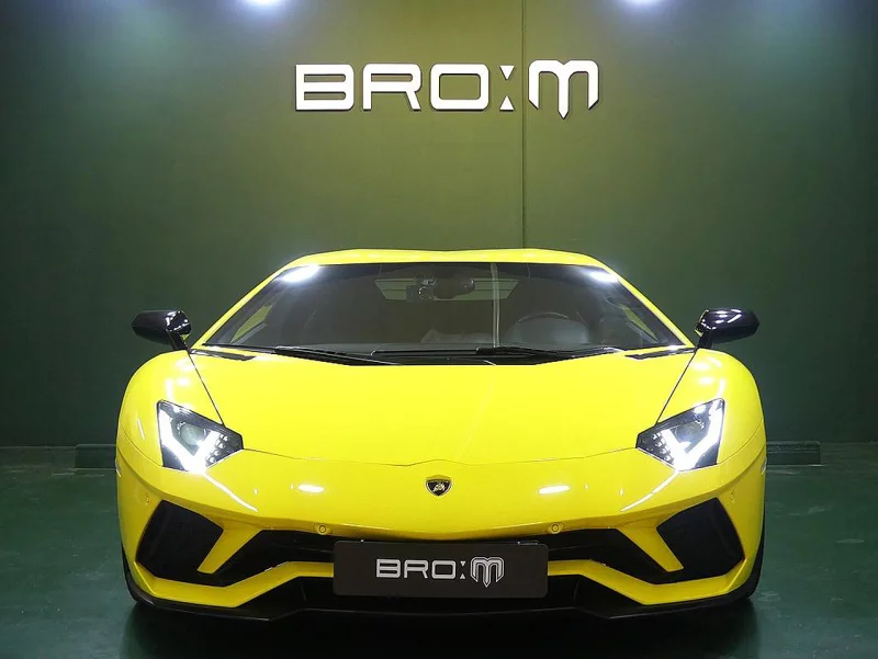 Lamborghini AVENTADOR