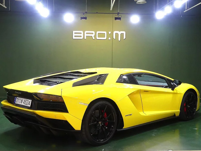 Lamborghini AVENTADOR