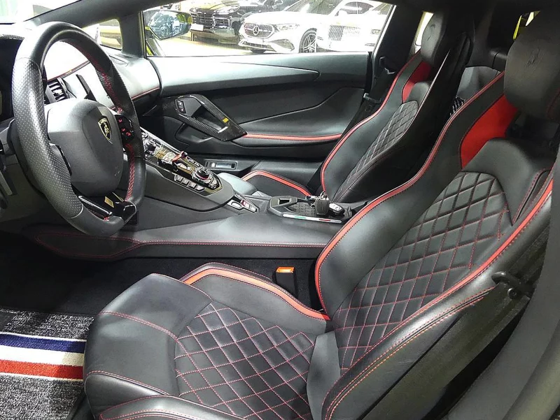 Lamborghini AVENTADOR