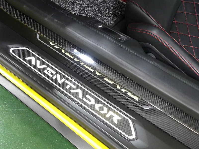Lamborghini AVENTADOR