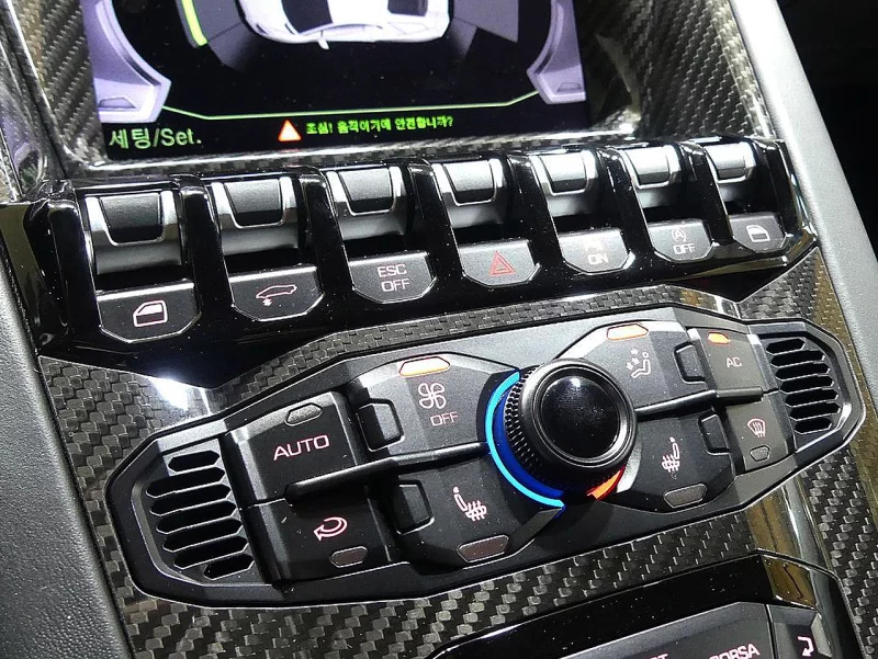 Lamborghini AVENTADOR