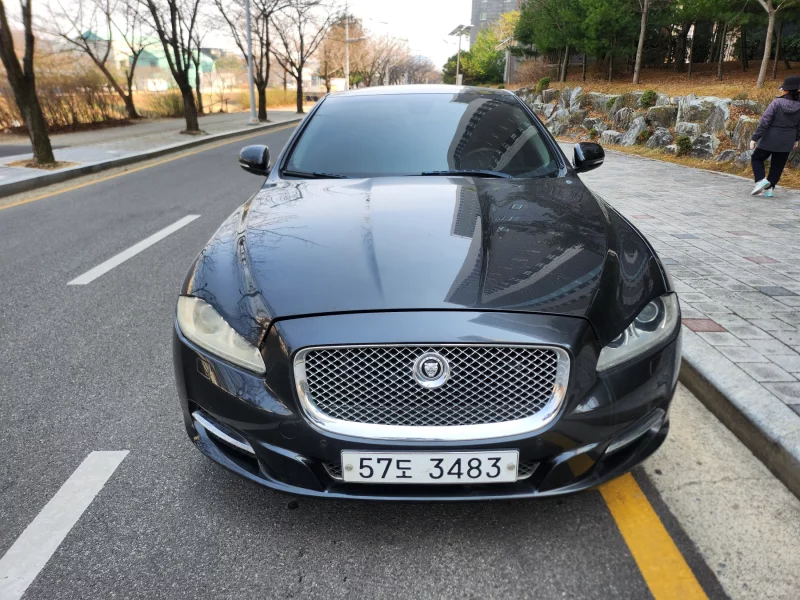 Jaguar XJ