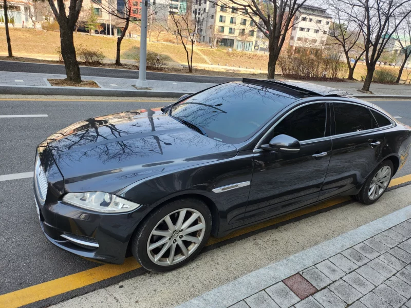 Jaguar XJ