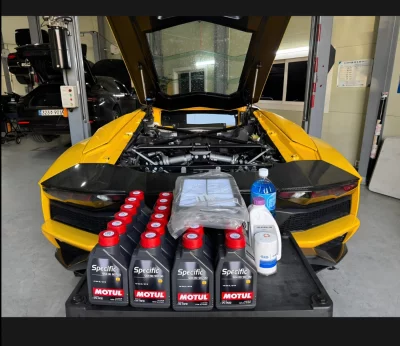 Lamborghini AVENTADOR