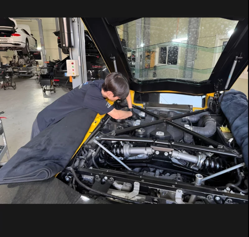 Lamborghini AVENTADOR