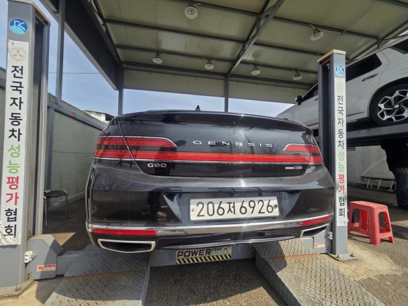 Genesis G90