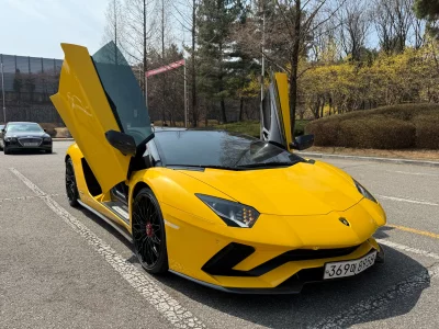 Lamborghini AVENTADOR