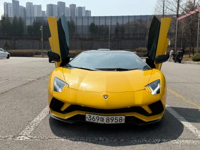 Lamborghini AVENTADOR