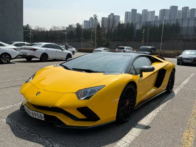 Lamborghini AVENTADOR