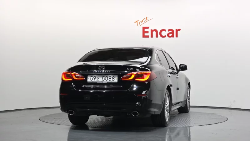 Infiniti Q70