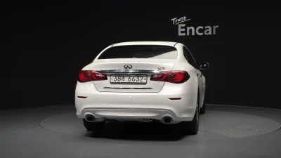 Infiniti Q70