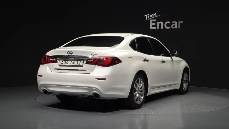 Infiniti Q70