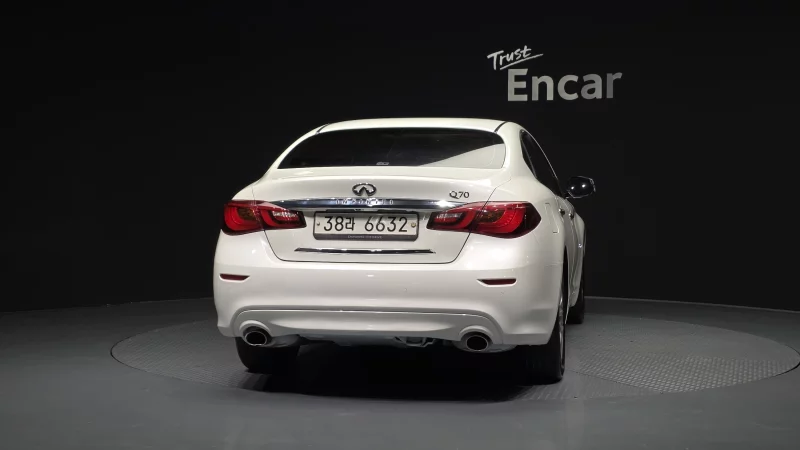 Infiniti Q70