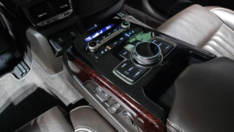 Genesis EQ900