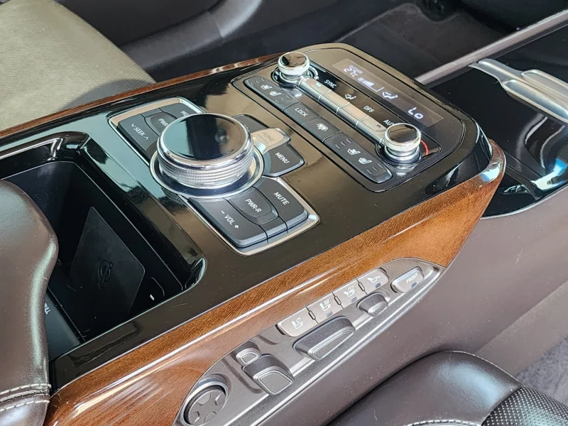 Genesis EQ900
