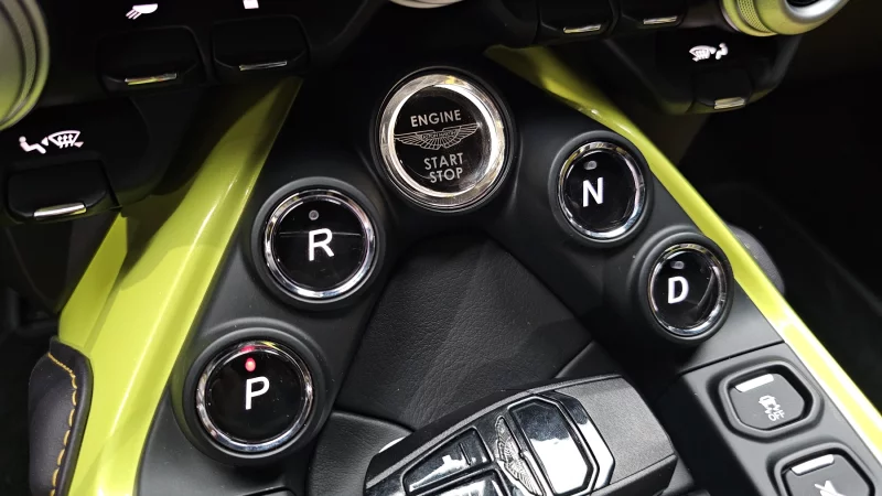 Aston Martin VANTAGE