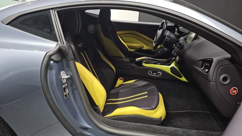 Aston Martin VANTAGE