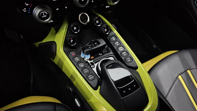 Aston Martin VANTAGE