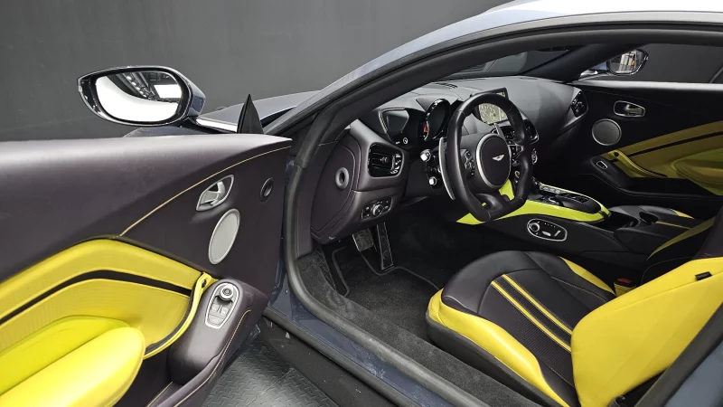 Aston Martin VANTAGE