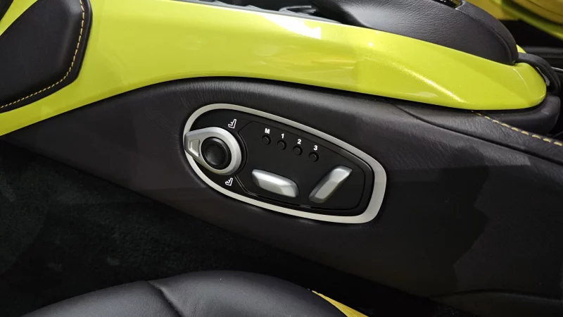 Aston Martin VANTAGE