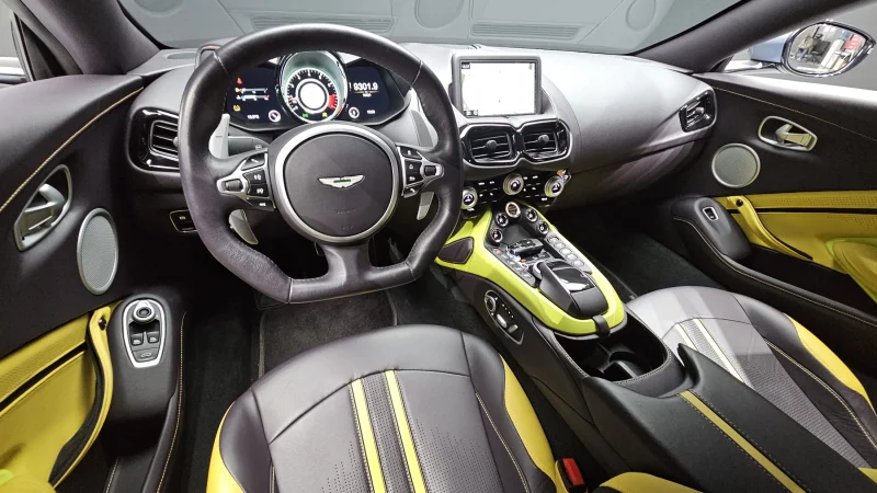 Aston Martin VANTAGE