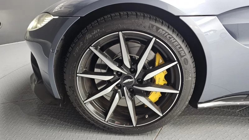 Aston Martin VANTAGE