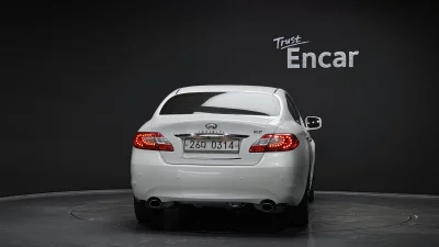Infiniti M