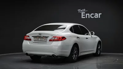 Infiniti M